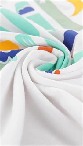 Biały t-shirt dziecięcy z kolorowym nadrukiem 58429 - 297401