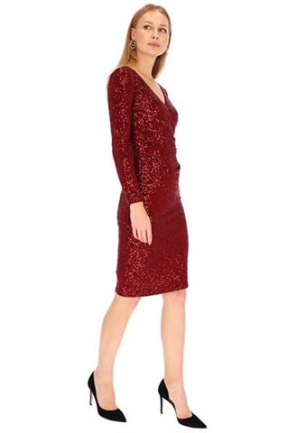 Cekinowa sukienka w odcieniu bordo z kopertowym dekoltem 58571 - 338351