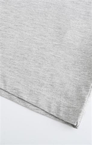 Jasnoszary t-shirt bawełniany z nadrukiem 58807 - 383611