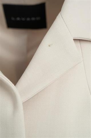 Beżowy płaszcz damski z wełną 87305 - 613341