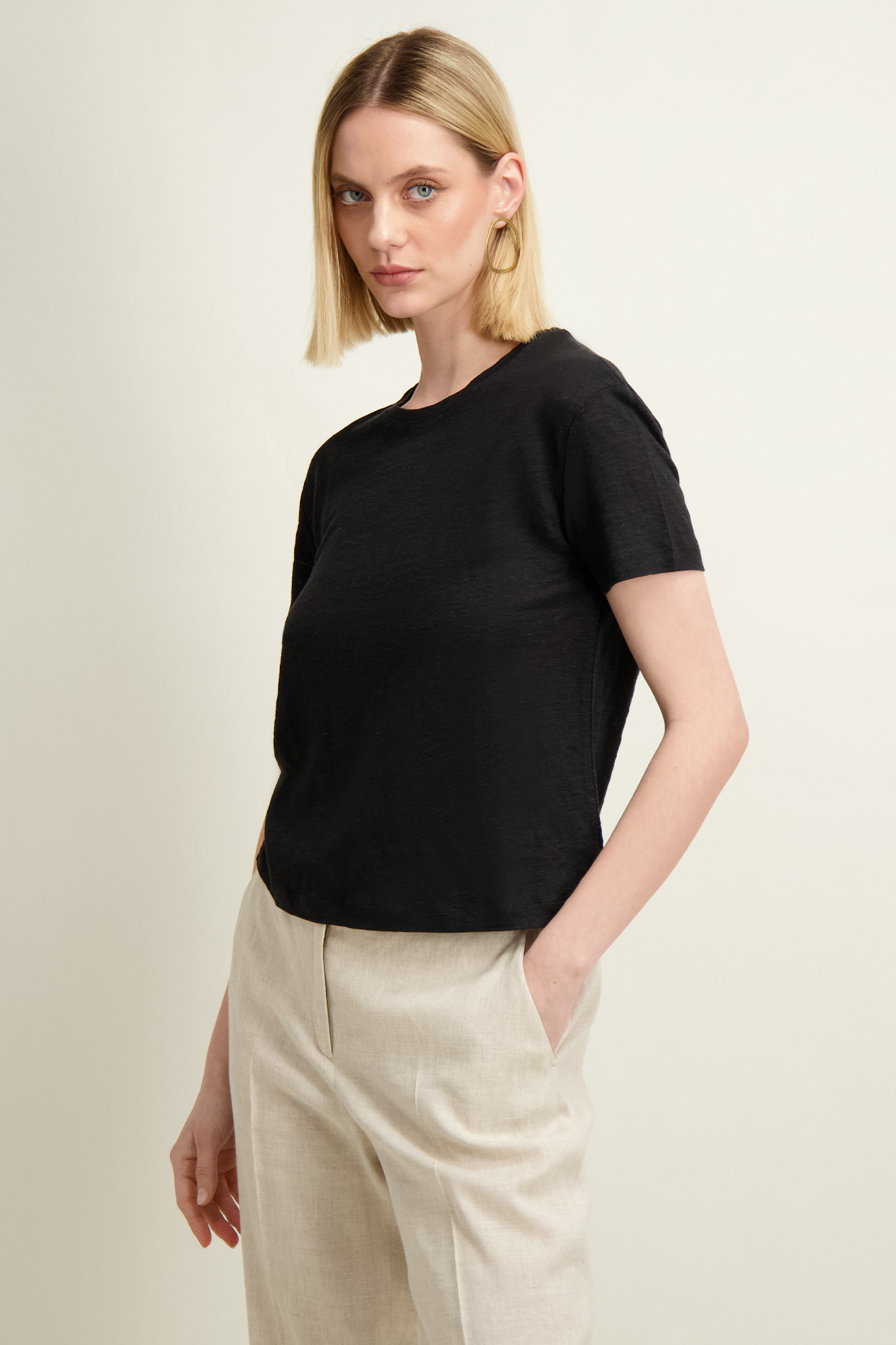 Czarny t-shirt damski z bawełną 87007