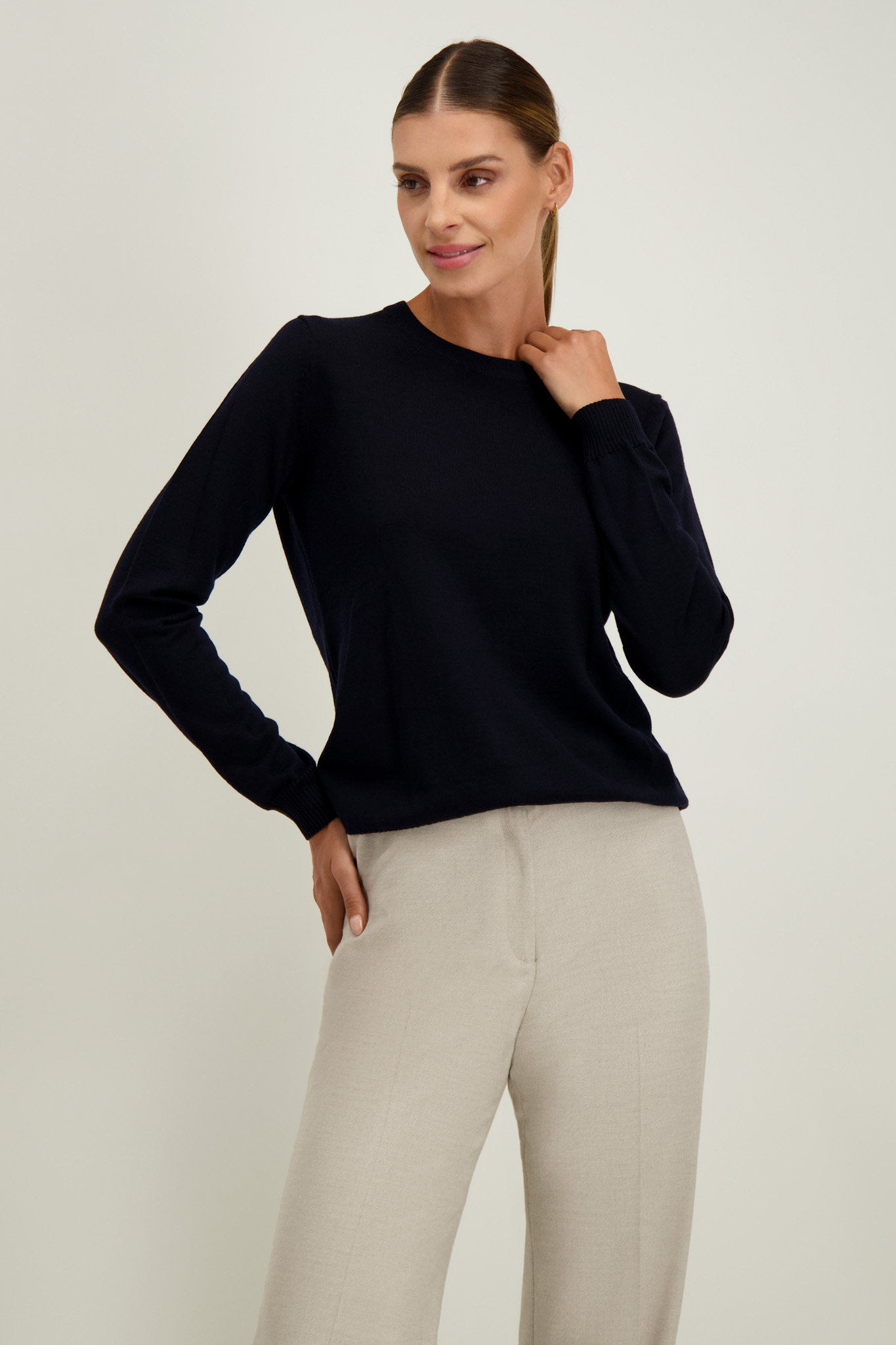 Czarny sweter damski z wełny merino 87757