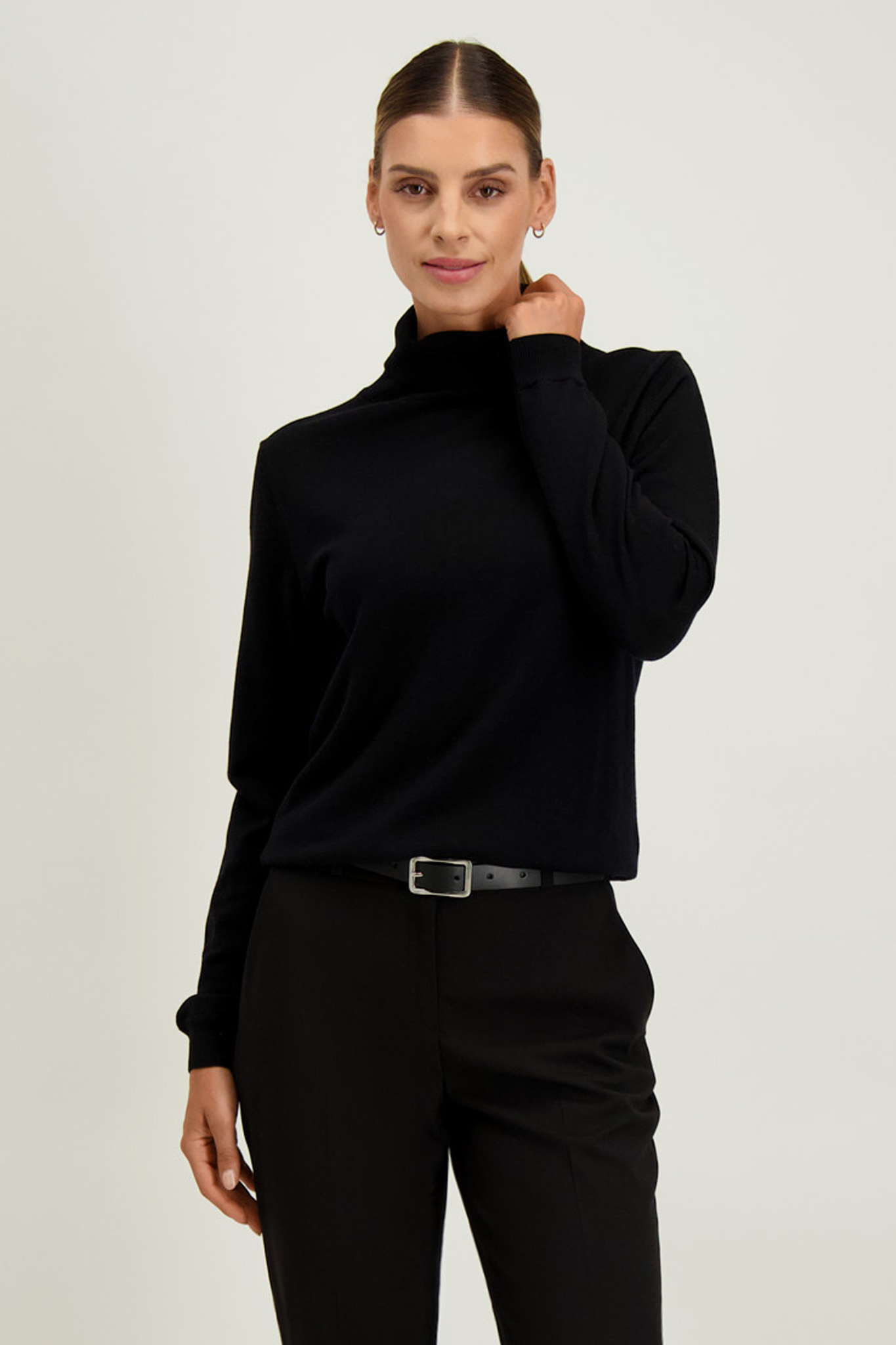 Czarny golf damski z wełny merino 87115