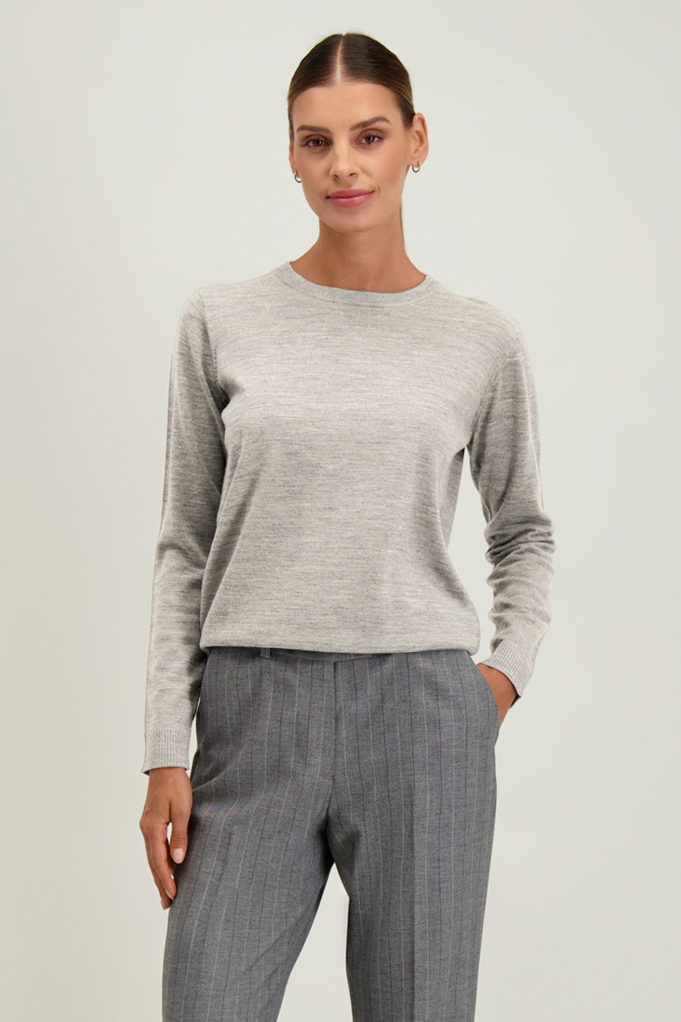 Jasnoszary sweter damski z wełny merino 87759